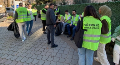 Öğrenciler Caddede çevre temizliği yaptı