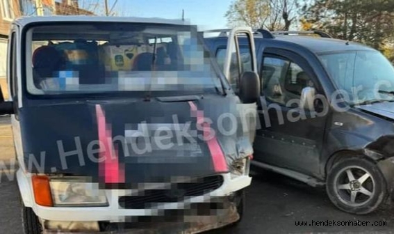 panelvan ile hafif ticari araç çarpıştı: 1 yaralı