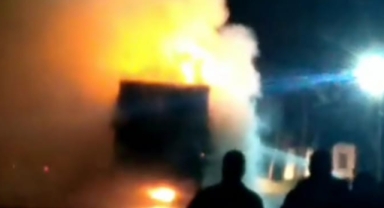 Tır Dorsesinde Çıkan Yangın Geceyi Aydınlattı