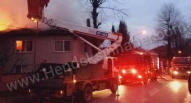 Hendek'te 2 Katlı Ev Çıkan  Yangında  Alevlere Teslim Oldu