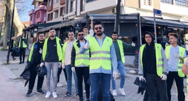 Hendek'te Farkındalık İçin Cadde Temizlediler ve Kitap Okudular