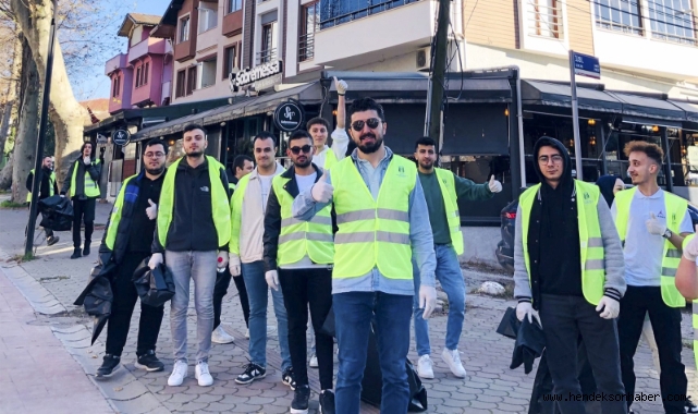 Hendek'te Farkındalık İçin Cadde Temizlediler ve Kitap Okudular