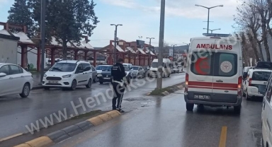 Hendek'te Otomobile çarpan motosiklet sürücüsü Hastanelik oldu