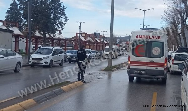 Hendek'te Otomobile çarpan motosiklet sürücüsü Hastanelik oldu