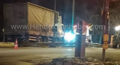 Hendek'te Sürücüsünün Kontrolünden Çıkan kamyon Bariyerlere Çarptı.