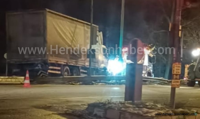Hendek'te Sürücüsünün Kontrolünden Çıkan kamyon Bariyerlere Çarptı.