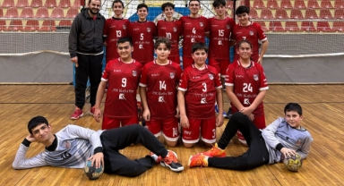 1954 Hendekspor Hentbol küçük erkeklerde ilk üç maçını kazandı.