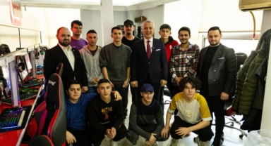 BAŞKAN BABAOĞLU, E-SPOR TURNUVASININ FİNALİSTLERİYLE BULUŞTU