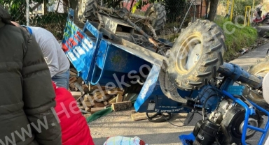 Hendek'te Köpeğe çarpmamak için manevra yapan patpat devrildi: 2 yaralı