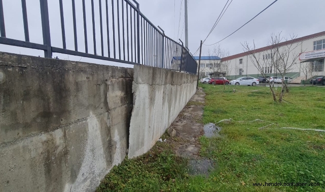 Hendek'te Yıkılmak üzere olan duvar ile ilgili velilerden sitem