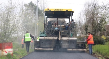 HENDEK’TE REKOR ÇALIŞMA SÜRÜYOR: ŞEHİT YUSUF KÖSTERELİ CADDESİ ASFALTLANDI