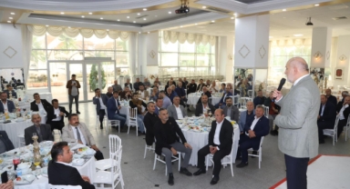 BAŞKAN İRFAN PÜSKÜLLÜ HENDEKLİ MUHTARLARLA YEMEKTE BİR ARAYA GELDİ