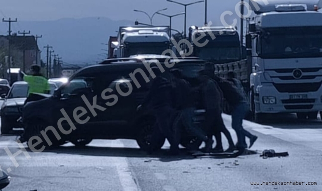 Hendek Köprübaşı Işıklarda Zincirleme Kaza 4 Yaralı