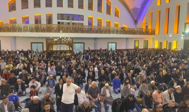 Hendek'te Kadir Gecesinde Camiler Doldu