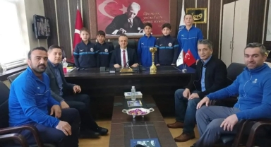 Dereceye Giren Öğrenciler İlçe Milli Eğitim Müdürü Çekiçcioğlu'na Ziyaret