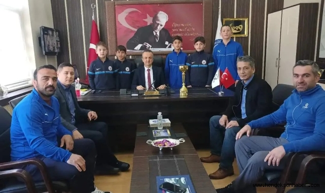 Dereceye Giren Öğrenciler İlçe Milli Eğitim Müdürü Çekiçcioğlu'na Ziyaret