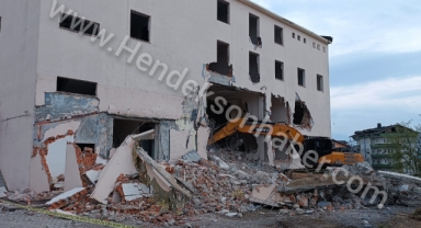 Hendek Eski Devlet Hastanesi Anılarıyla Tarih Oluyor Yıkım İçin  İlk Kepçe Vuruldu