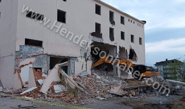Hendek Eski Devlet Hastanesi Anılarıyla Tarih Oluyor Yıkım İçin İlk Kepçe Vuruldu