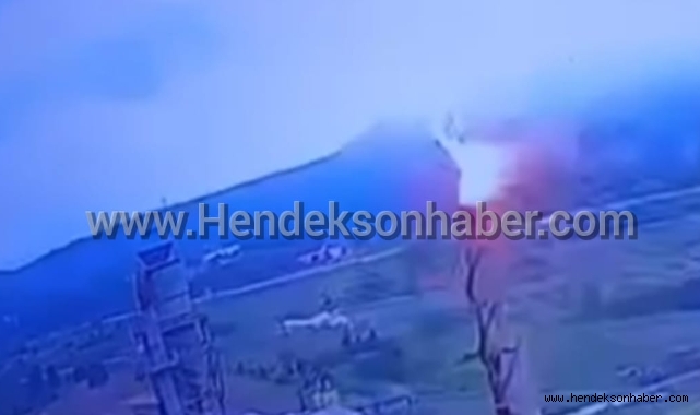 Hendek 2.OSB'de Fabrika Bacasına Yıldırım Düştü