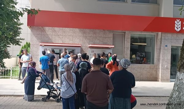 Hendek ATM’lerde  Bayram Kuyruğu