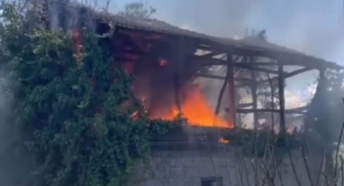 Hendek’te Ahır Ve Samanlık Yandı