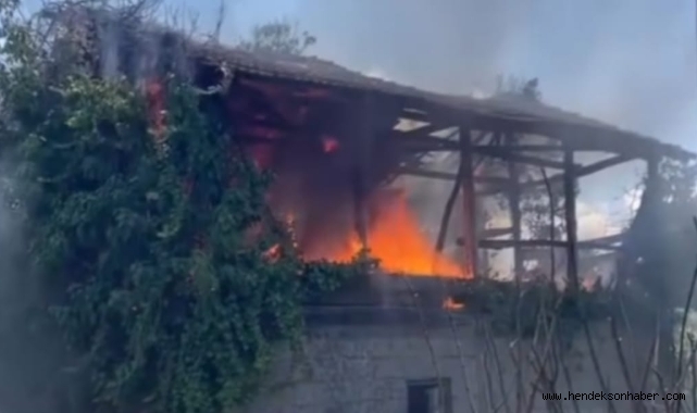 Hendek’te Ahır Ve Samanlık Yandı