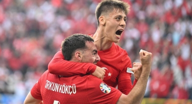 Milli maç heyecanı yine Millet Bahçesi'ndeki dev ekranda