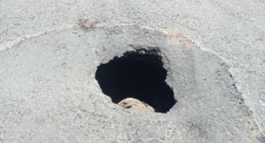 Yeşilköy'de Görünmez Kaza Asfaltta Açılan Çukura Motosikletli Düştü 