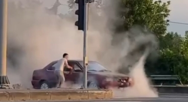 Hendek'te Seyir Halinde Olan Otomobil Alev Aldı