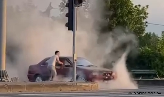 Hendek'te Seyir Halinde Olan Otomobil Alev Aldı