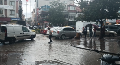 Hendek'te Vatandaşlar Yağmura Hazırlıksız Yakalandı