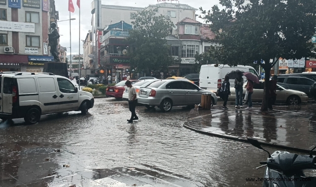 Hendek'te Vatandaşlar Yağmura Hazırlıksız Yakalandı