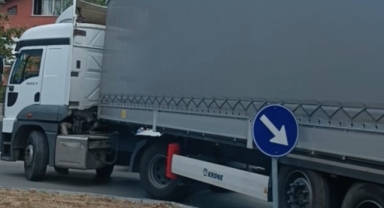 Virajı Alamayan Tır Orta Refüje Çıktı 