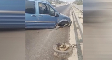 Hendek D.100’de korkutan kaza! Bariyerlere çarptı, tekeri koptu
