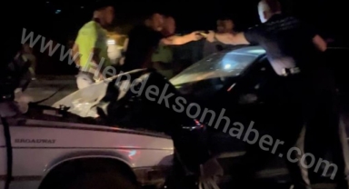 Hendek'te Feci Kaza İki Otomobil Kafa Kafaya Çarpıştı