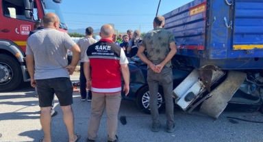Hendek'te Feci Kaza Tırın Altına Giren Otomobil Sürücüsü Hayatını Kaybetti