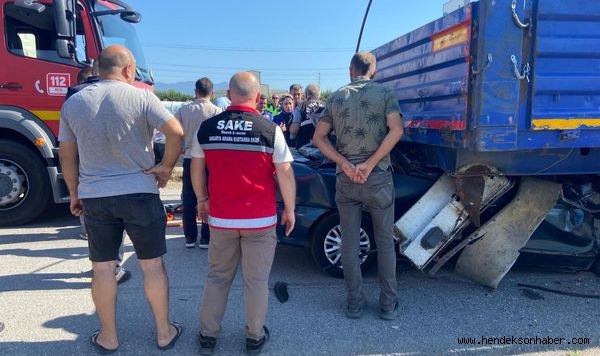 Hendek'te Feci Kaza Tırın Altına Giren Otomobil Sürücüsü Hayatını Kaybetti