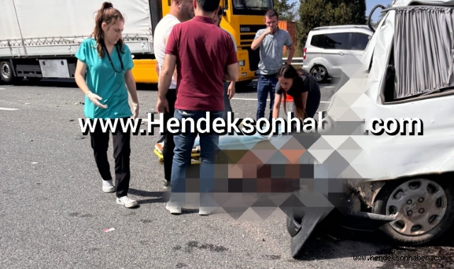 Hendek Tem Otoyolunda Feci Kaza Araç Kağıt Gibi Ezildi!
