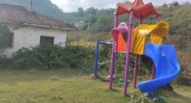 Kullanılmayan Okul ve Çocuk Parkı Bakım Bekliyor