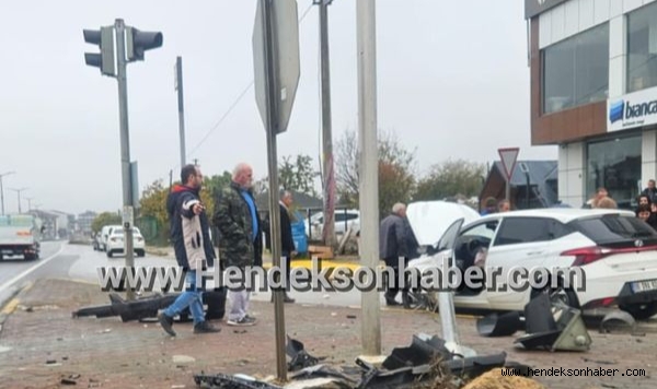 Hendek'te Kaza iki otomobil çarpıştı: 1 yaralı