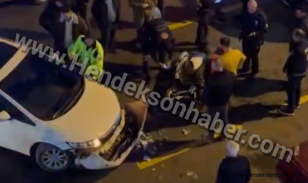 Hendek'te Moto Kurye ile Otomobil Çarpıştı; 1 Yaralı