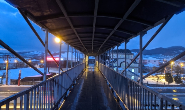 Yenimahalle üst geçidi yılın ilk karı ile tanıştı