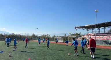 Gülermisin Ağlarmısın Maç Çimde Antrenman Sentetik Sahada