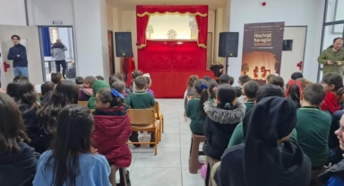 Hendek Dikmen İlk ve Ortaokulunda Hacivat ve Karagöz oyunu sergilendi.