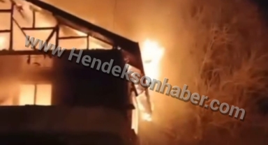 Hendek'te 2 Katlı Bina Alev Alev Yandı