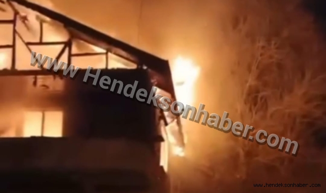 Hendek'te 2 Katlı Bina Alev Alev Yandı
