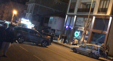 Hendek'te 3 aracın karıştığı kazada 1 kişi hastanelik oldu