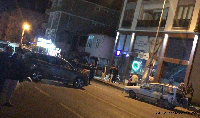 Hendek'te 3 aracın karıştığı kazada 1 kişi hastanelik oldu