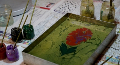 Renklere can katan eller: Kültürün aynası Ebru sanatı bu çatı altında yaşıyor