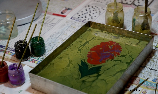 Renklere can katan eller: Kültürün aynası Ebru sanatı bu çatı altında yaşıyor